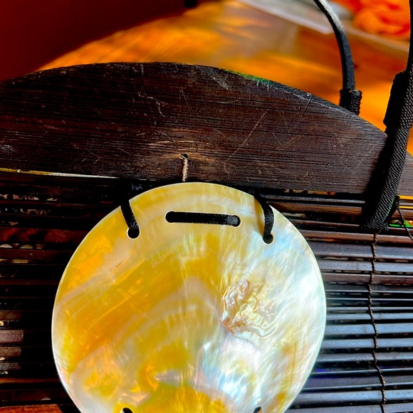 MangosMotherof PearlBambooBrown handbagDoublelonghandles and tassel.IsIt A CG?NO - Picture 10 of 10